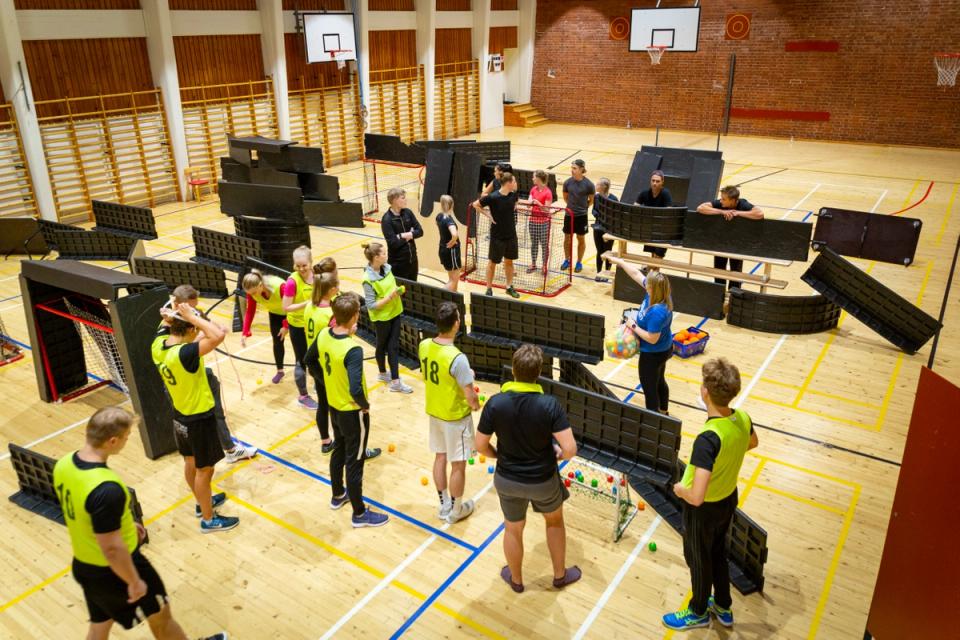 Kuva opiskelijoista liikuntavuorolla/picture of students during sports
