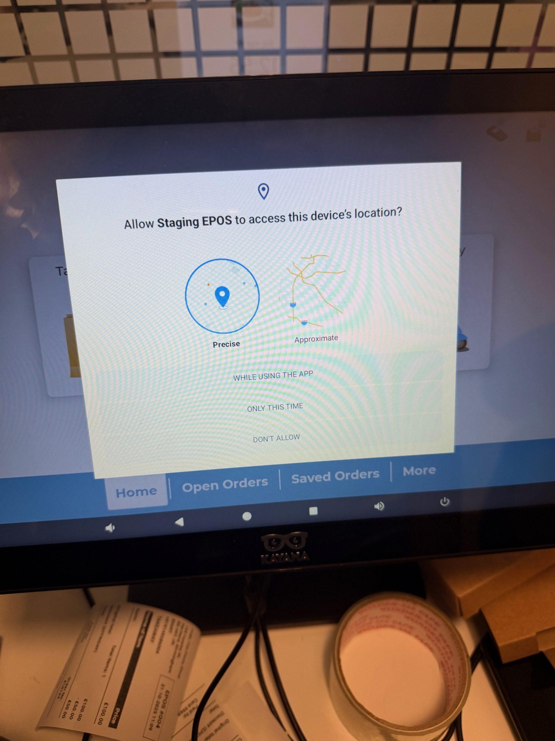 Mensaje de permiso de ubicación mostrado en la pantalla del EPOS durante la configuración del lector de tarjetas BBPOS WisePad 3.