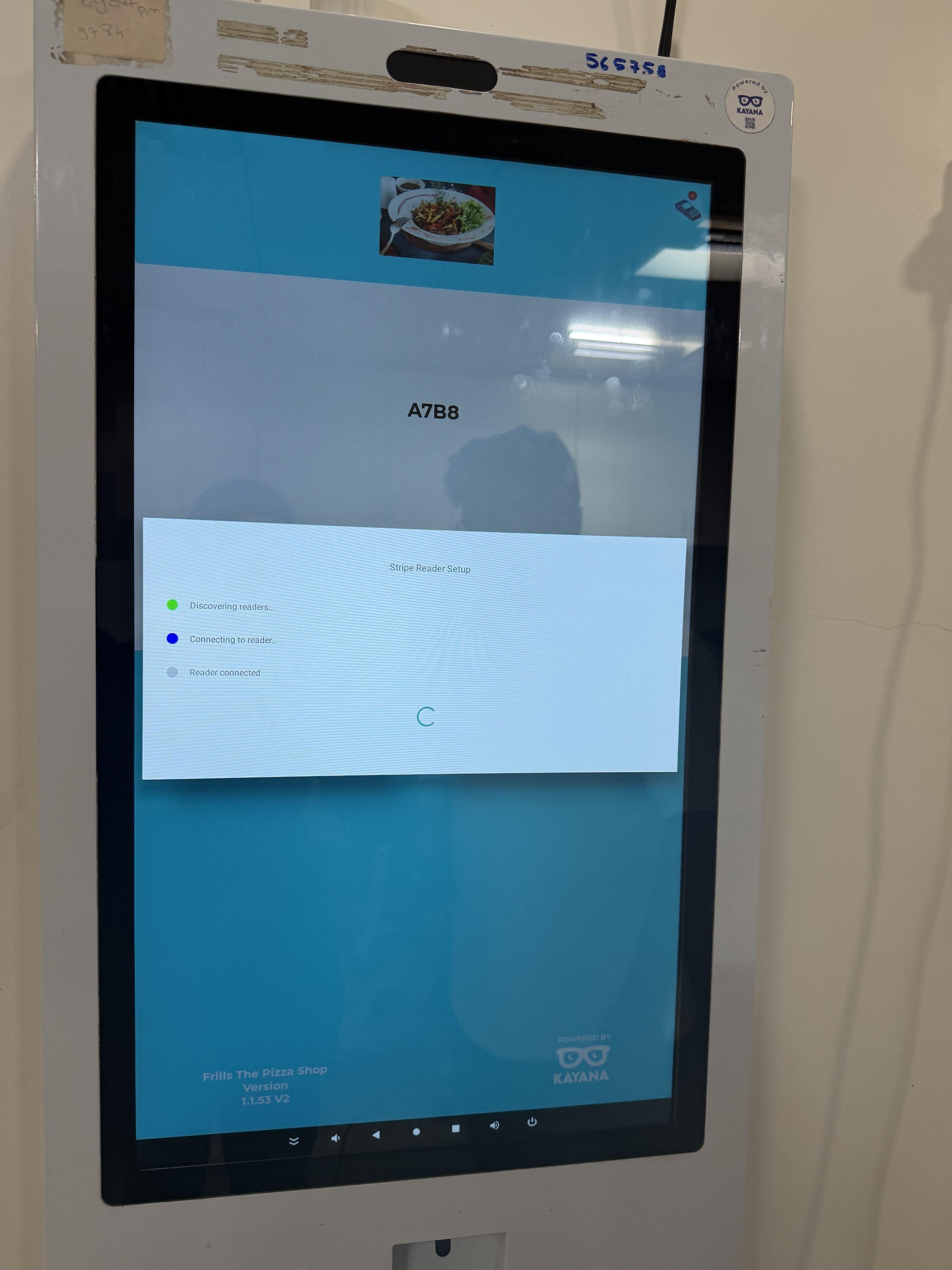 Stripe reader setup scherm weergegeven op een 32-inch Kayana Self-Service Kiosk tijdens koppeling.