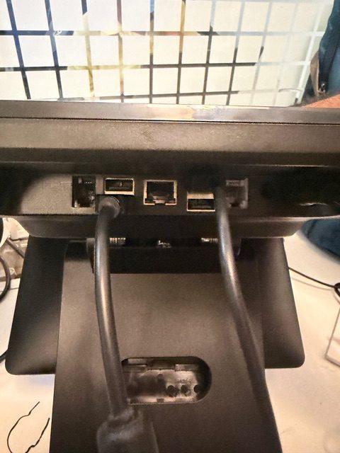 Puerto USB en el dispositivo Kayana EPOS mostrando el puerto de color blanco utilizado para conectar el lector de tarjetas BBPOS WisePad 3.