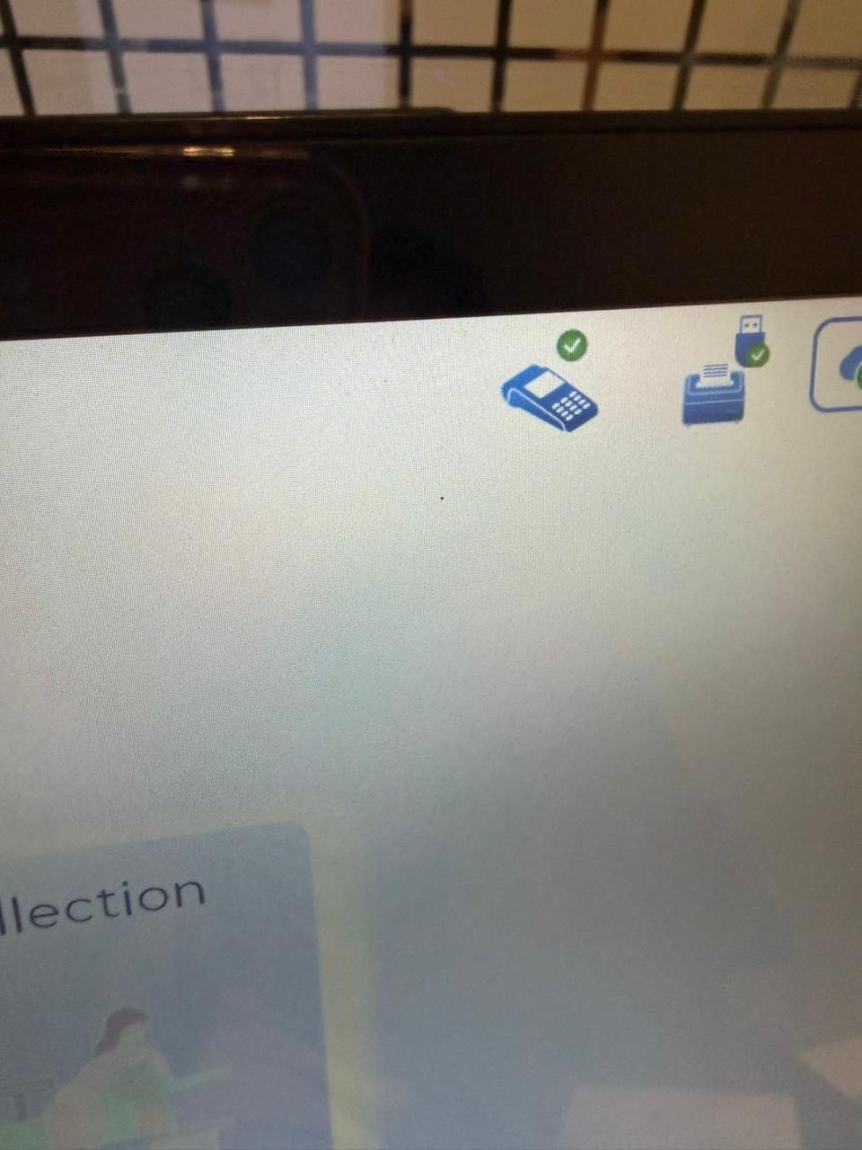Pantalla Kayana EPOS mostrando una marca verde en el icono del lector de tarjetas, confirmando la conexión exitosa.
