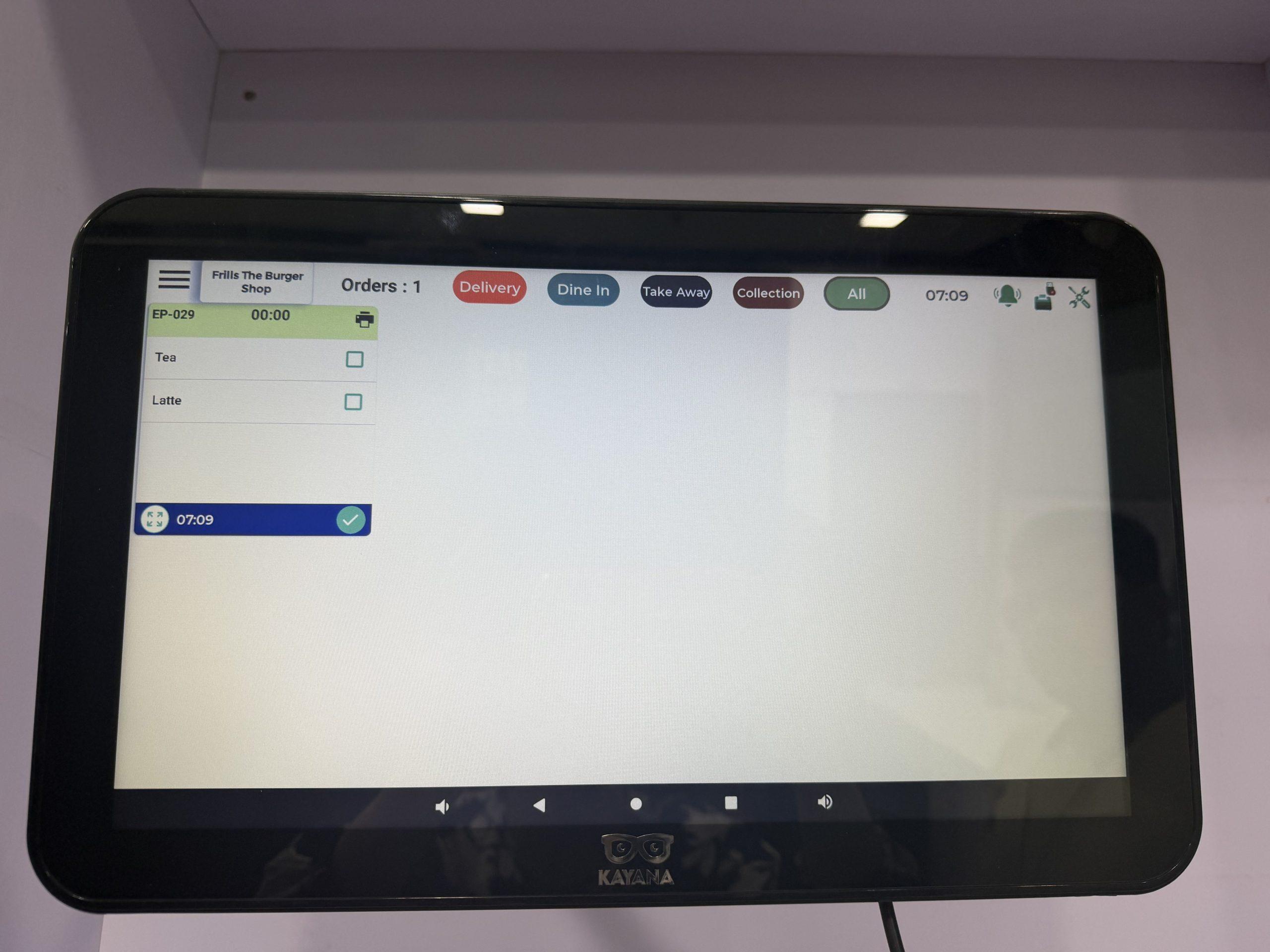 Kayana KDS met een nieuwe order, referentienummer, artikelenlijst en voorbereiding timer