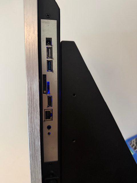 Close-up van de witte USB-poort op een 16-inch Kayana Self-Service Kiosk voor het aansluiten van een kaartlezer.