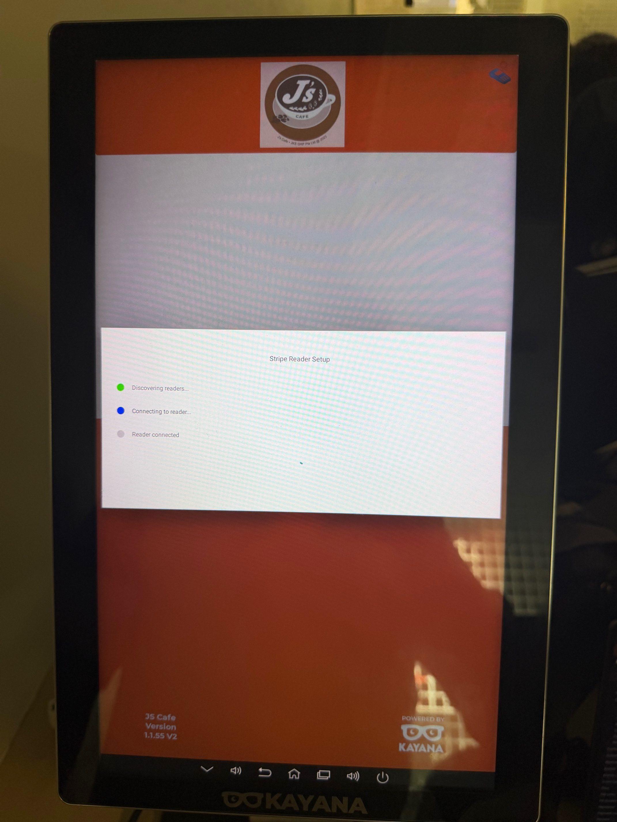 Weergave op het scherm op de 16-inch Kayana Self-Service Kiosk terwijl de BBPOS WisePad 3 wordt ingesteld en aangesloten.