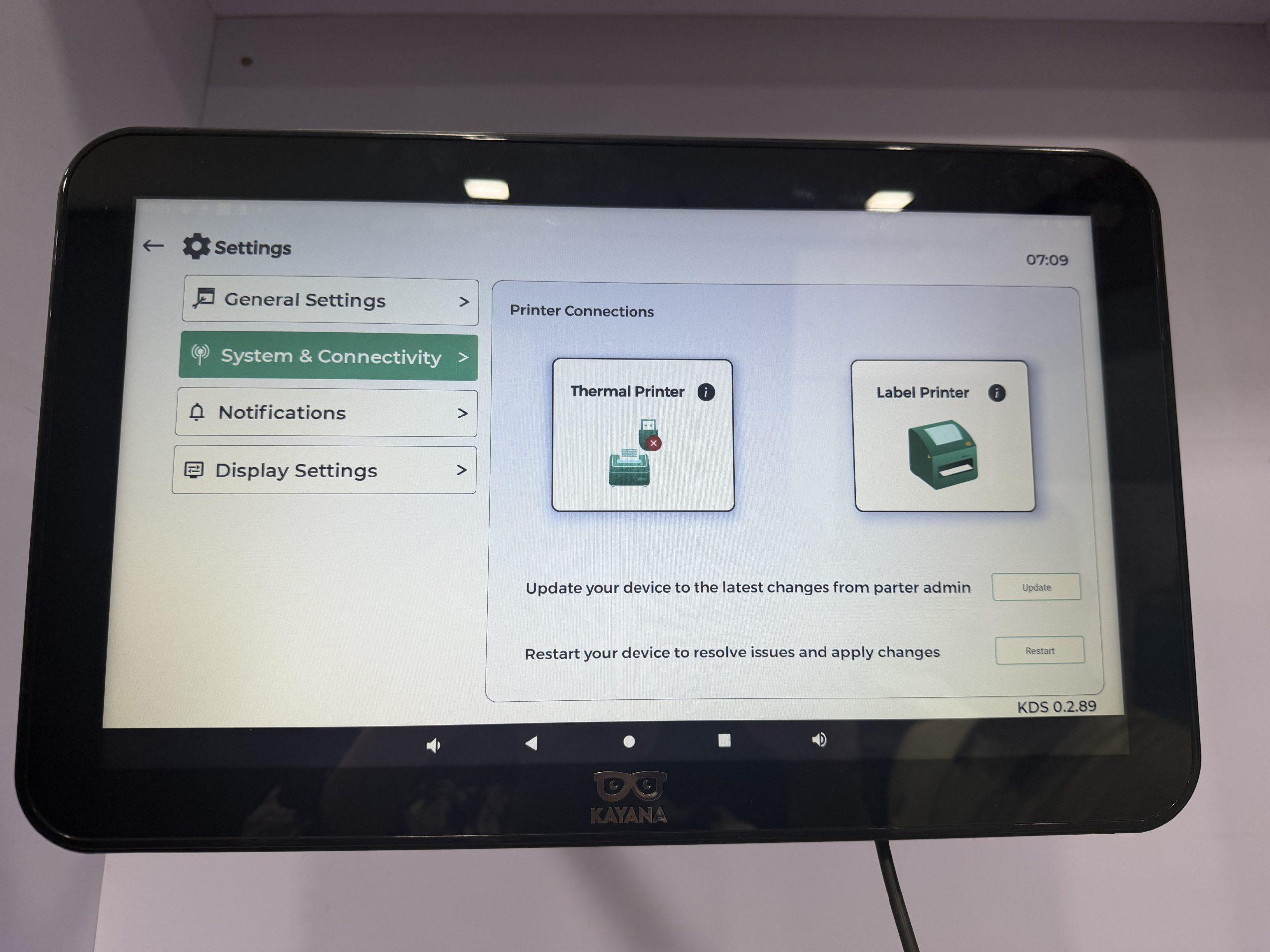 Kayana KDS Systeem- en connectiviteitscherm met verbonden printers en apparaatstatus