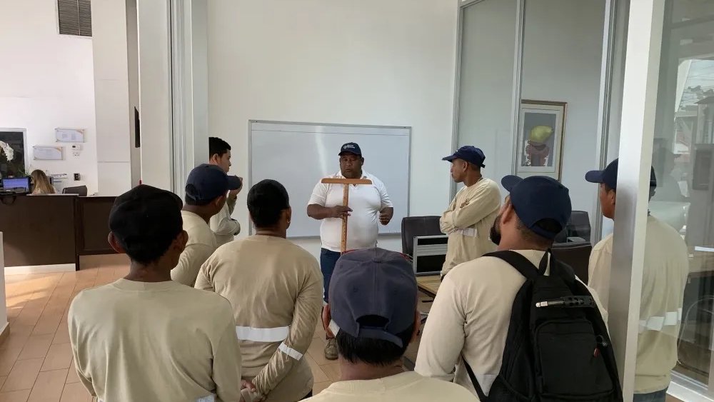 Técnicos de Master Services reciben una charla de coordinación antes de una jornada de campo.