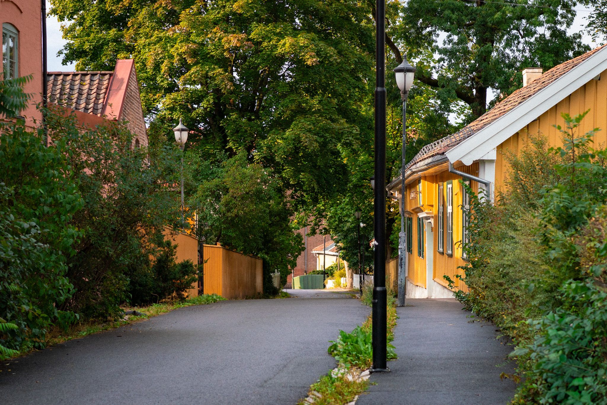 Fint gate, Sagveien, gul bygning.