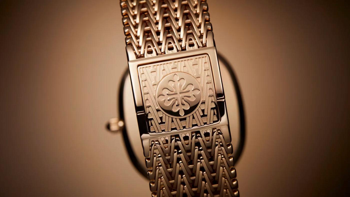 Detailed view of the rose gold chain-style bracelet and clasp of the Patek Philippe Golden Ellipse, engraved with the brand logo