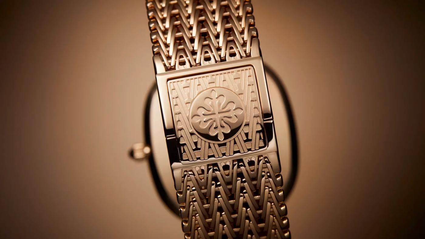 Detailed view of the rose gold chain-style bracelet and clasp of the Patek Philippe Golden Ellipse, engraved with the brand logo