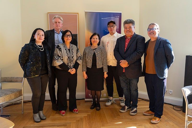 Philippine authors, publishers and Ambassador Natividad posing with Juergen Boos at the Berlin press talk