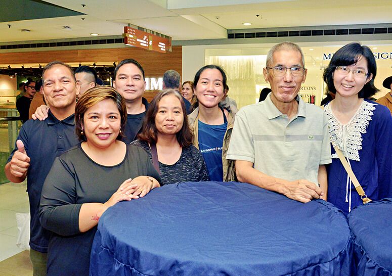 Vic Veloso, Chari Elinzano and Jun Veloso of The Crucible Gallery with sculptor Jenny Cortez, Victoria Velasco, Jimmy Chua and artist Janey Chua at the Sorceress opening