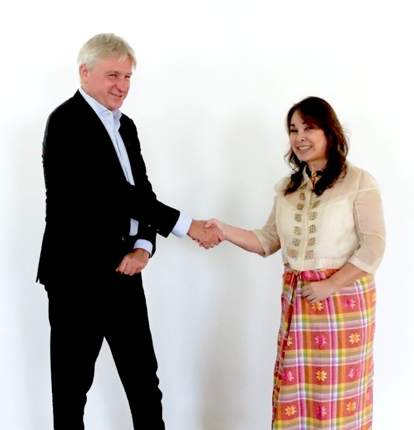 Senator Loren Legarda and Juergen Boos of the Frankfurter Buchmesse holding a Philippine flag scarf