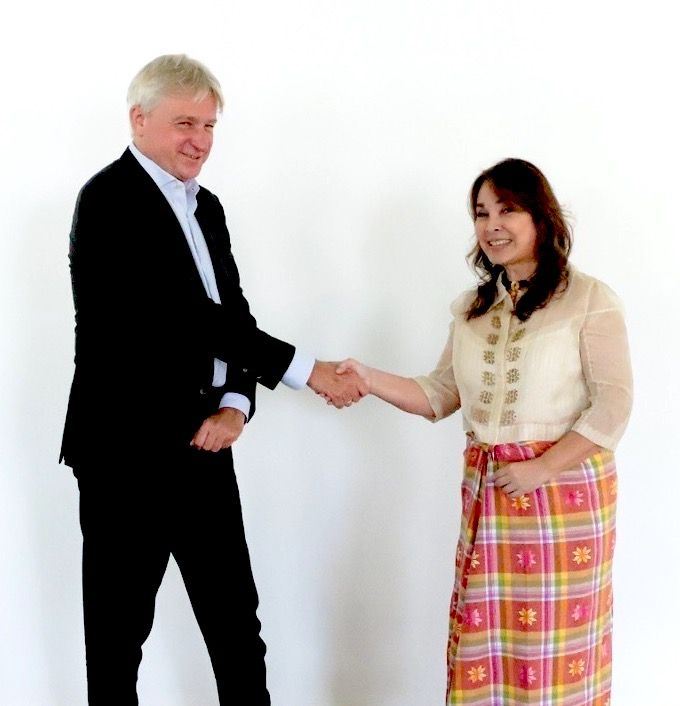 Senator Loren Legarda and Juergen Boos of the Frankfurter Buchmesse holding a Philippine flag scarf