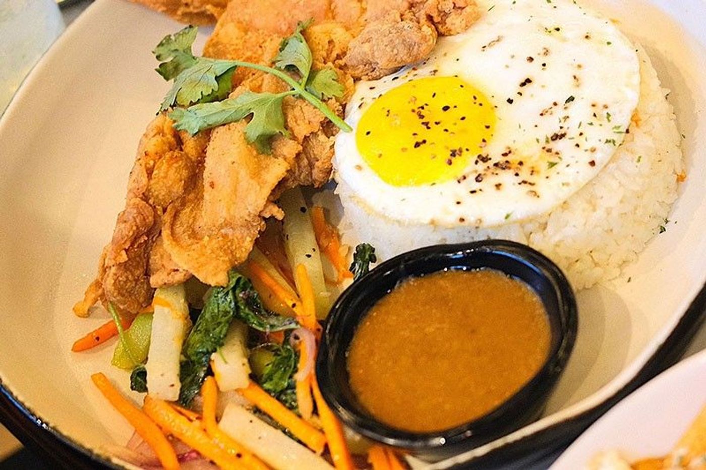 TGI Fridays Let’s Do Lunch set featuring 6-Spice Chicken with white rice and a side of golden truffle potato crisps