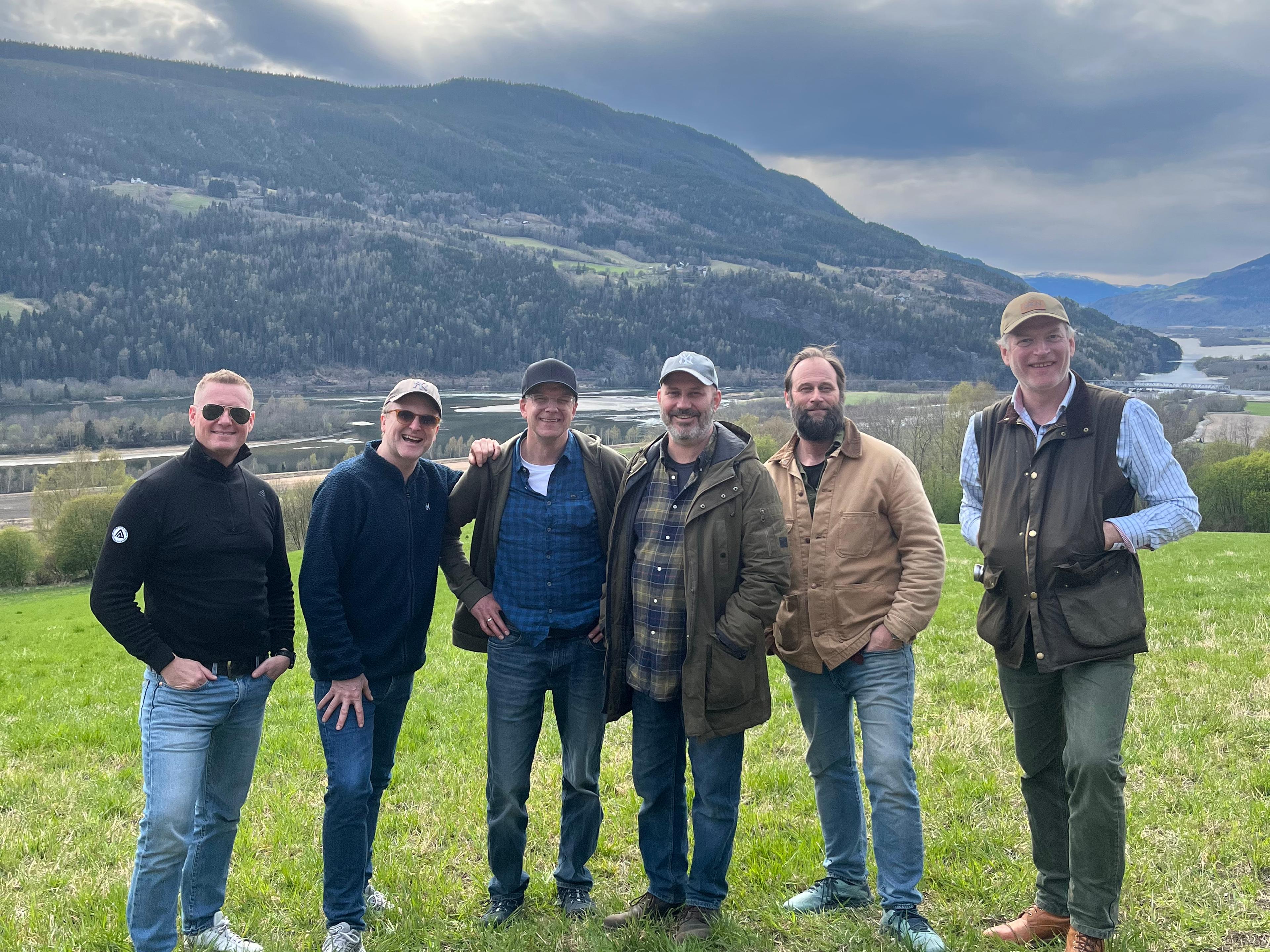 F.v. Frode Winther, Jon Bleiklie Devik, Pål Christian Eggen, Erik Ulfsby, Stein Torleif Bjella og Lars Mytting på "scena" der "Heil ved" skal spilles 5. og 6. august 2025 (Foto: Malin Svendsen)