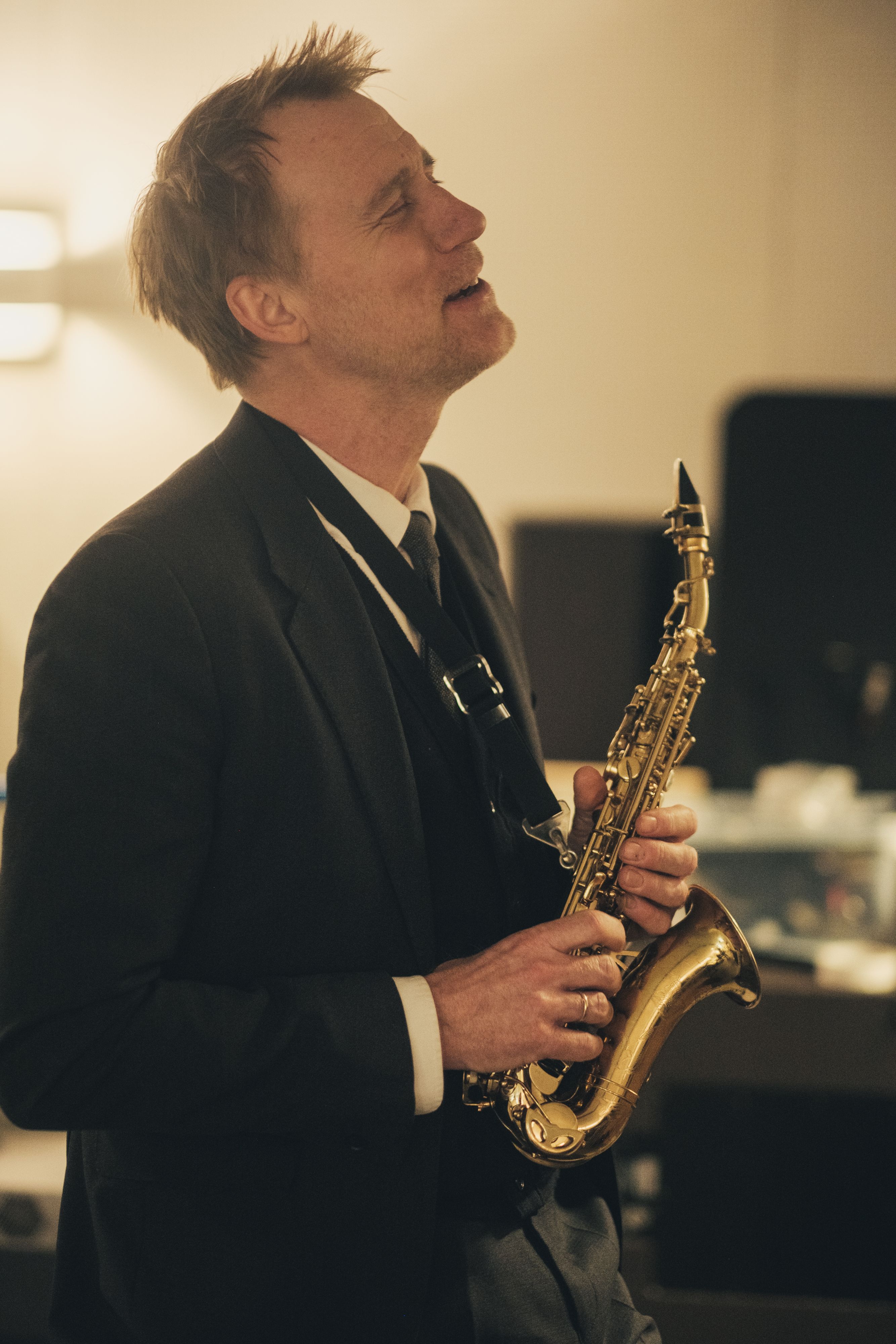 Thorbjørn Harr spiller saksofon i sommerens Peer Gynt på Gålå. (Foto: Bård Gundersen)