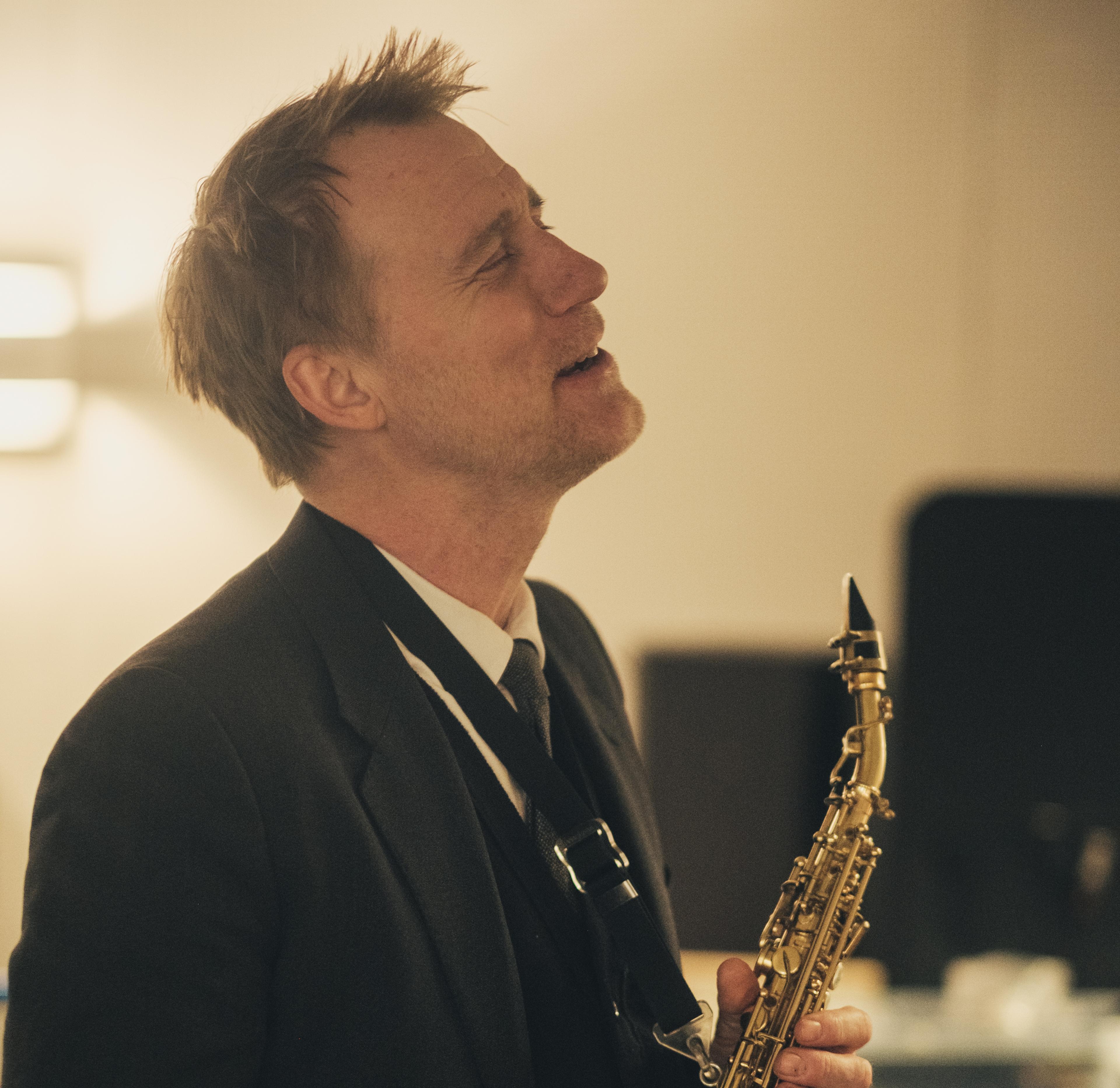 Thorbjørn Harr spiller saksofon i sommerens Peer Gynt på Gålå. (Foto: Bård Gundersen)