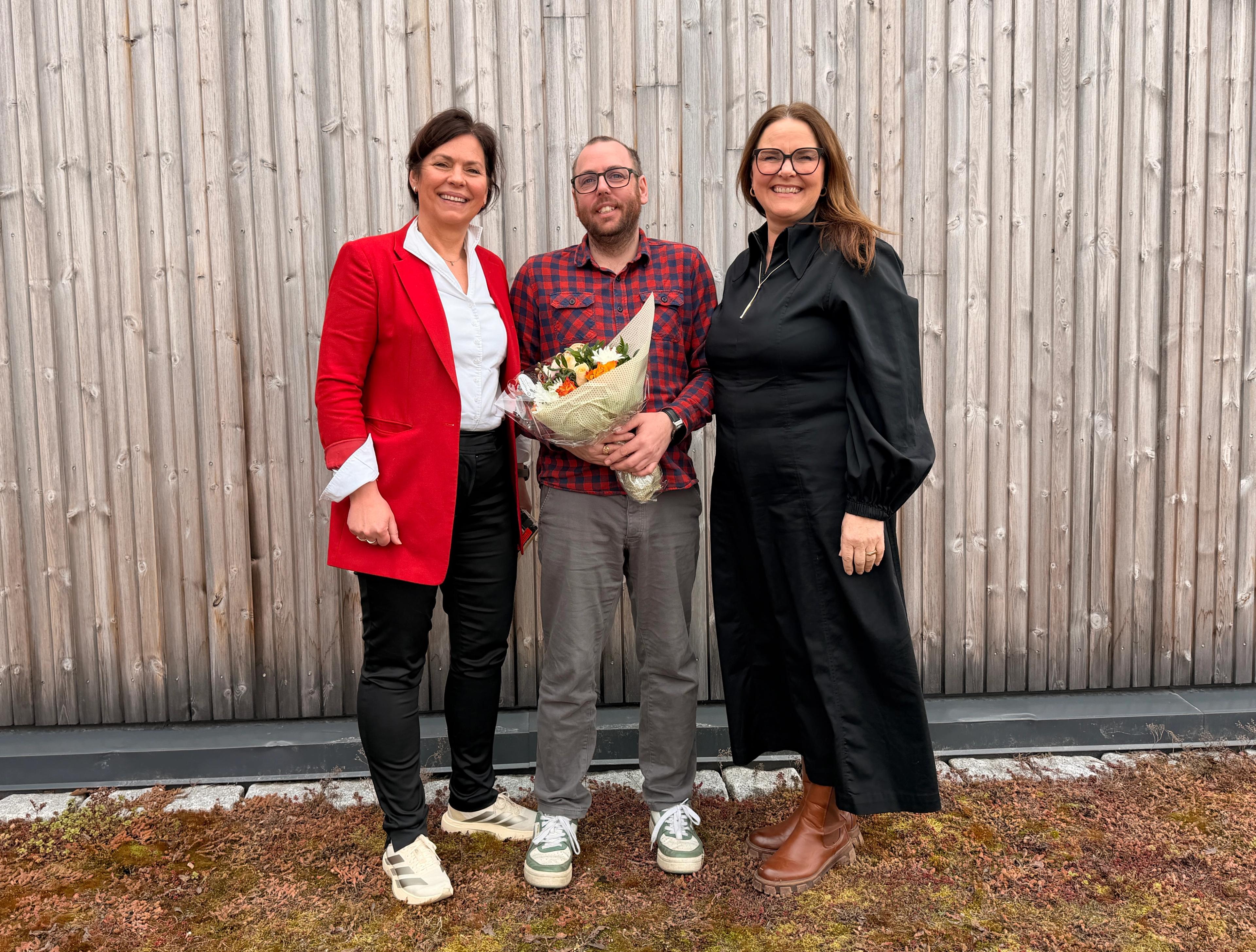 Fra venstre: May Brit Støve - Administrerende direktør i Peer Gynt, årets Vehl-Per Aleksander Holst og ordfører i Nord-Fron Anne-Marie Olstad. Foto: Trine Sylliåsen