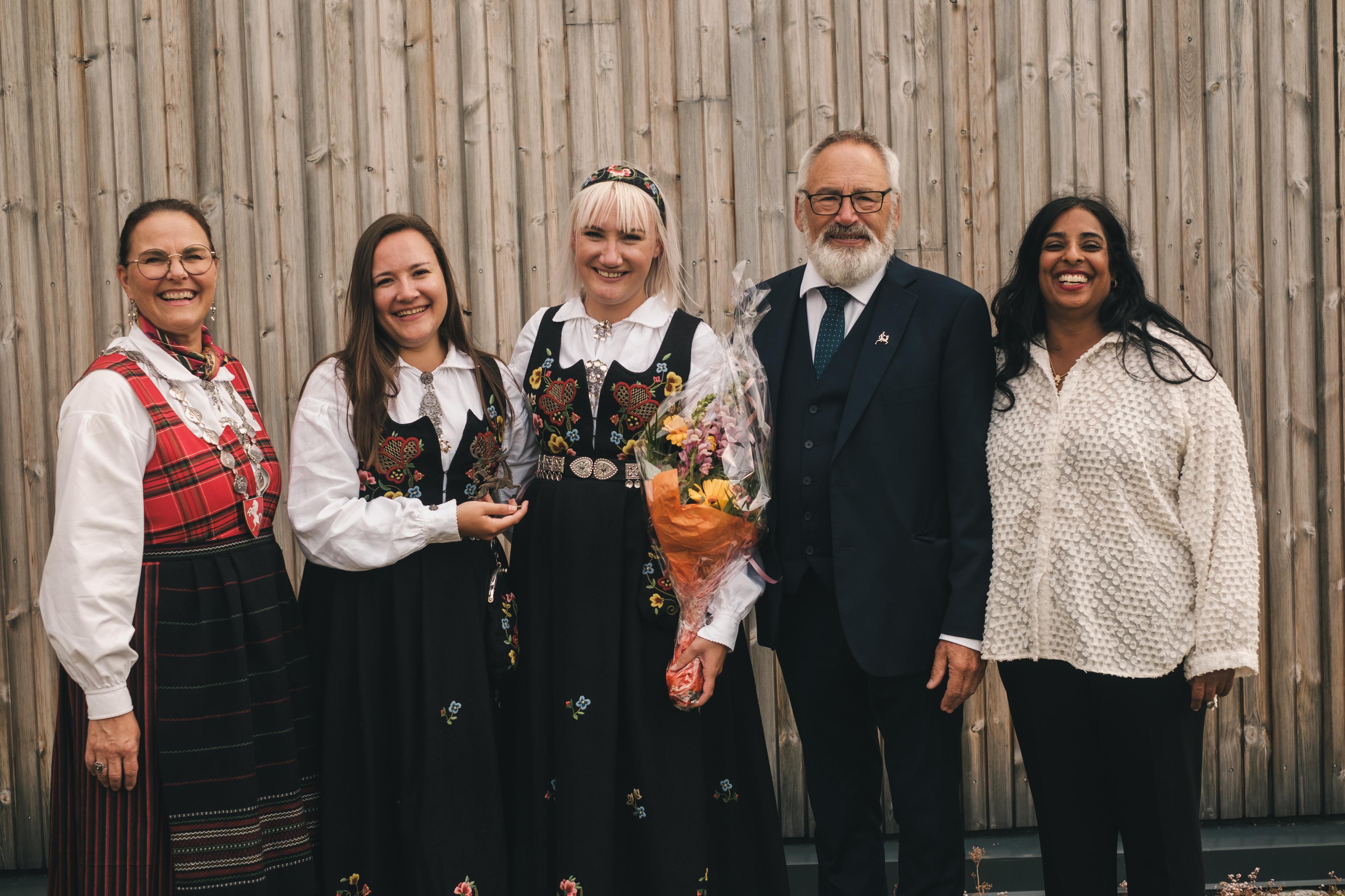 Bettina, Karoline og Olav Nylund ble årets Vehl-Per i 2024. Nå kan alle komme med forslag til kandidater i 2025.(Foto: Bård Gundersen)