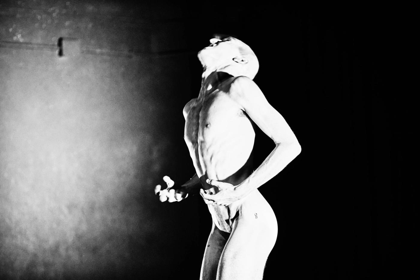 cartel de Vida secreta donde sobrevivir — Al descubierto Physical Theatre