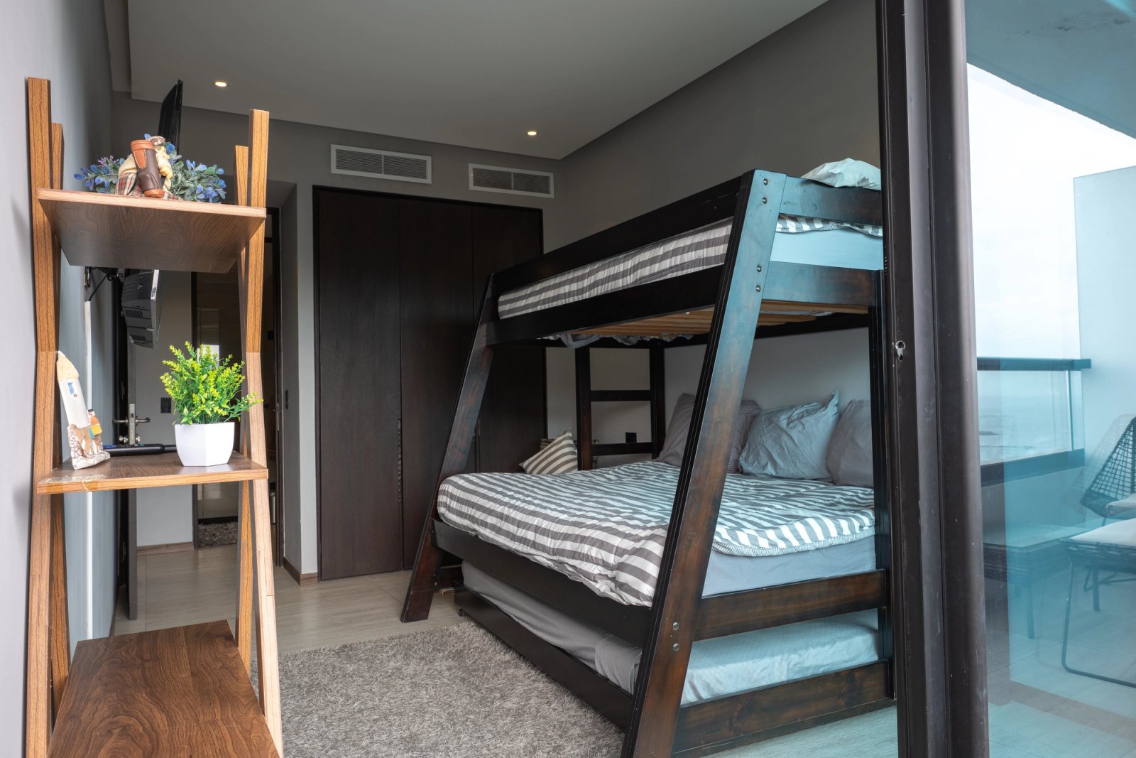 Secondary bedroom