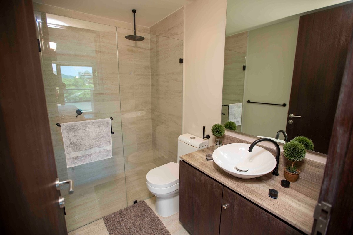 Primary bedroom's ensuite bathroom
