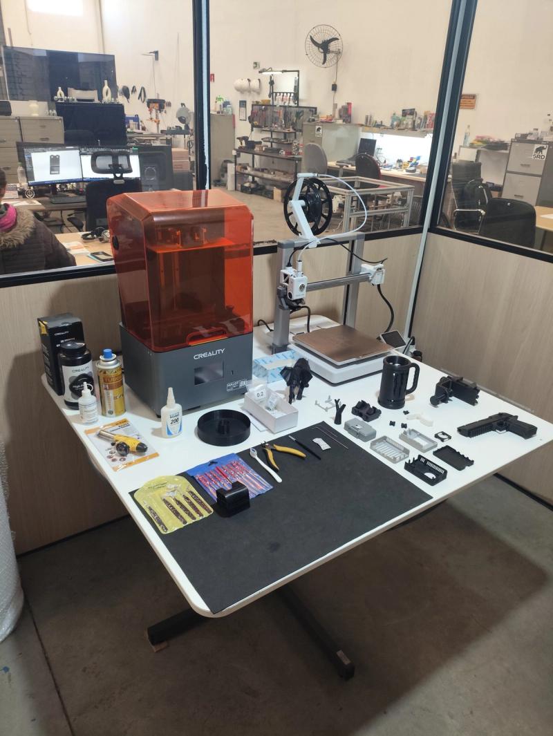 Impressora 3D de resina da GRD, usada para prototipar peça antes da usinagem