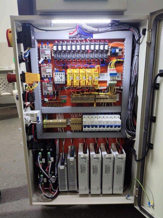 Painel elétrico montado pela GRD no retrofit de uma máquina, com contatores e relés de segurança