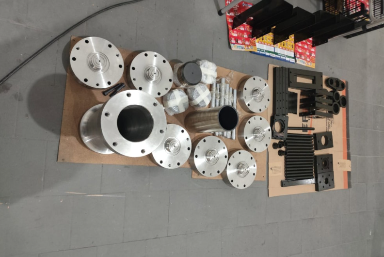 Flanges e cilindros usinados pela GRD, alinhados para inspeção dimensional