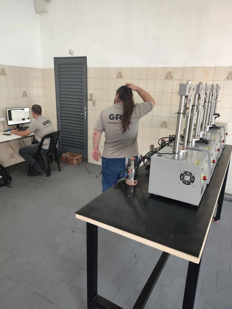 Máquina de ensaio de cisalhamento GRD na sala de ensaios