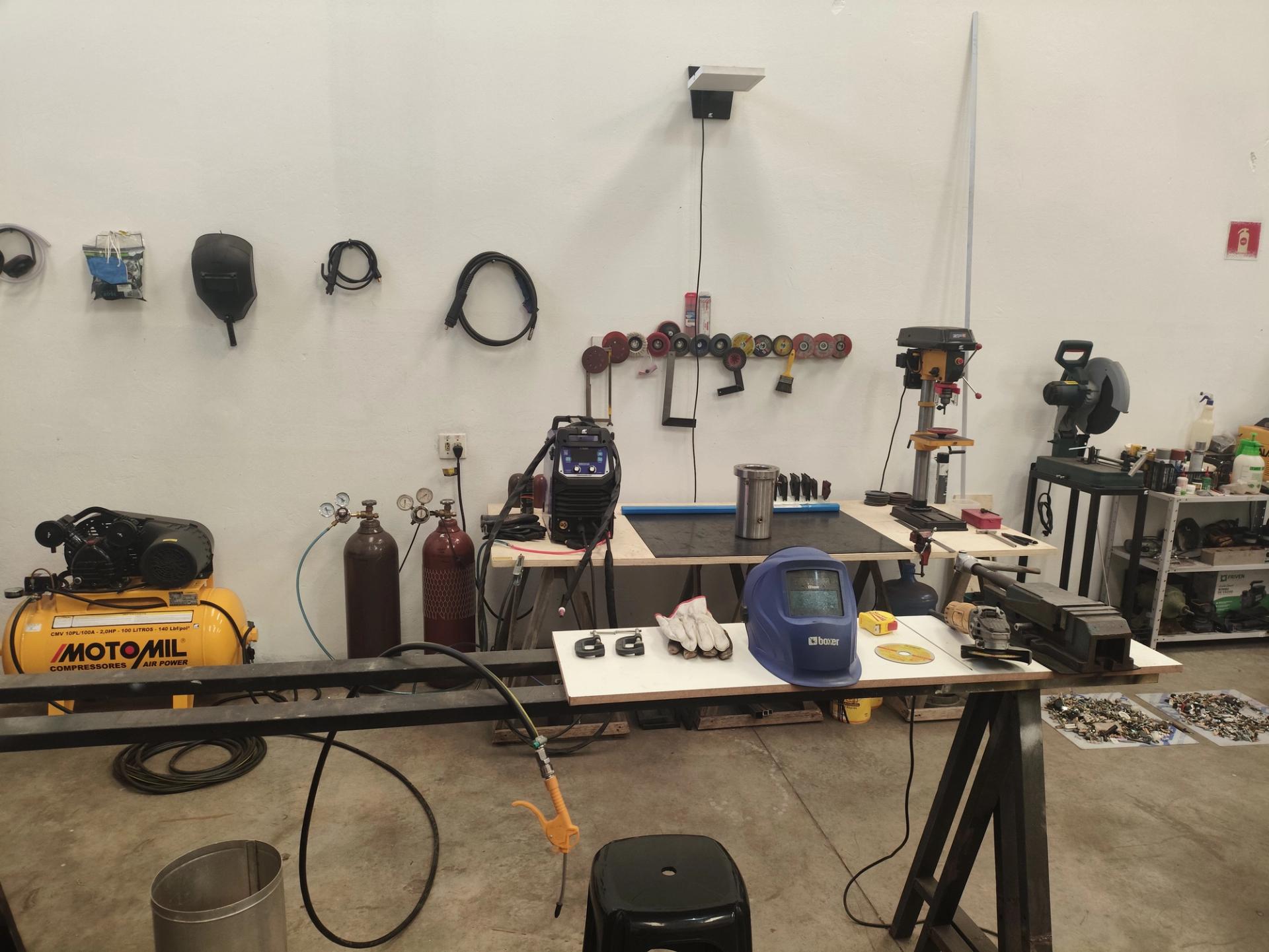 Bancada de caldeiraria da GRD, com máquina de solda e conjunto em inox