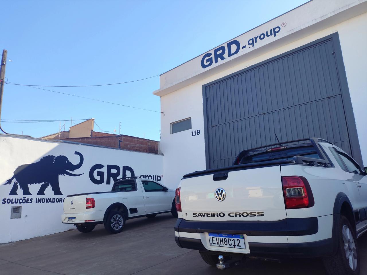 Cinco máquinas universais de ensaio GRD prontas para entrega, com os painéis de controle