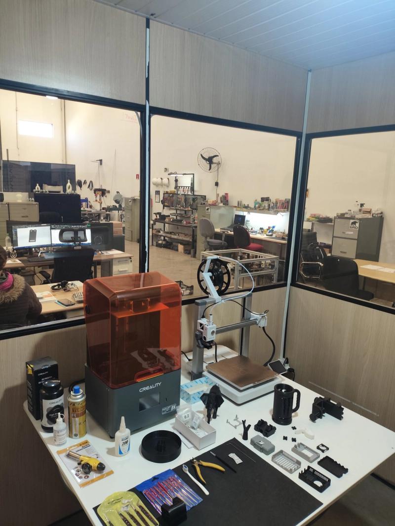 Impressora 3D de resina da GRD, usada para prototipar peça antes da usinagem