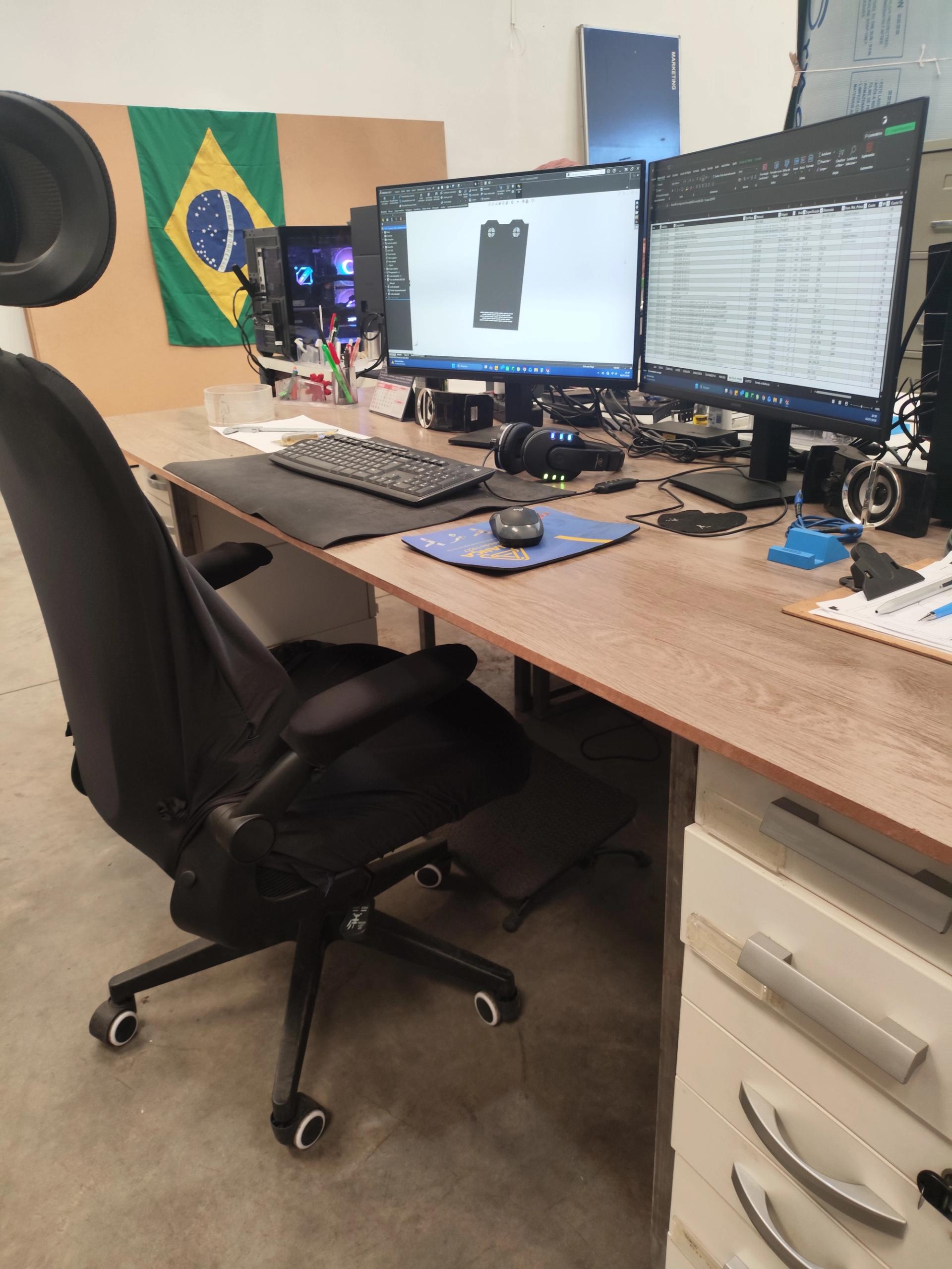Peça modelada em 3D na estação de projeto da GRD, com o paquímetro sobre o desenho