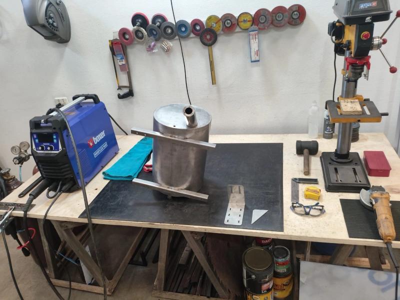 Bancada de caldeiraria da GRD, com máquina de solda e conjunto em inox