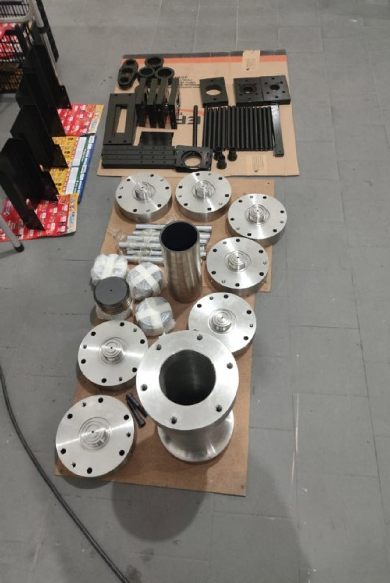 Flanges e cilindros usinados pela GRD, alinhados para inspeção dimensional