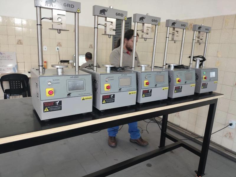 Cinco prensas de bancada da GRD montadas em lote