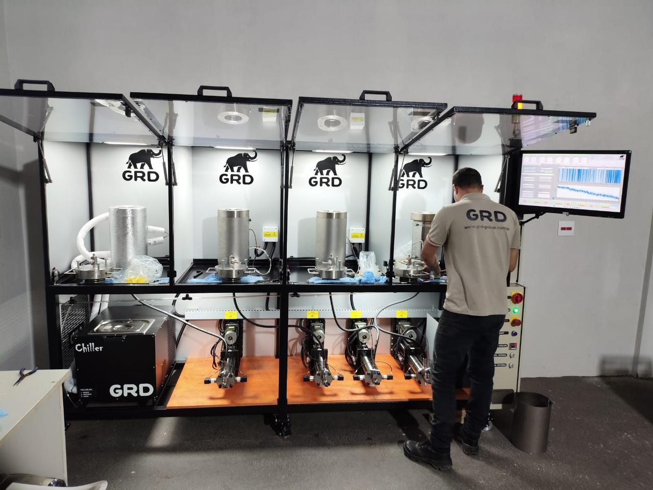 Bancada de quatro estações projetada pela GRD, com cabines de proteção, chiller e supervisório