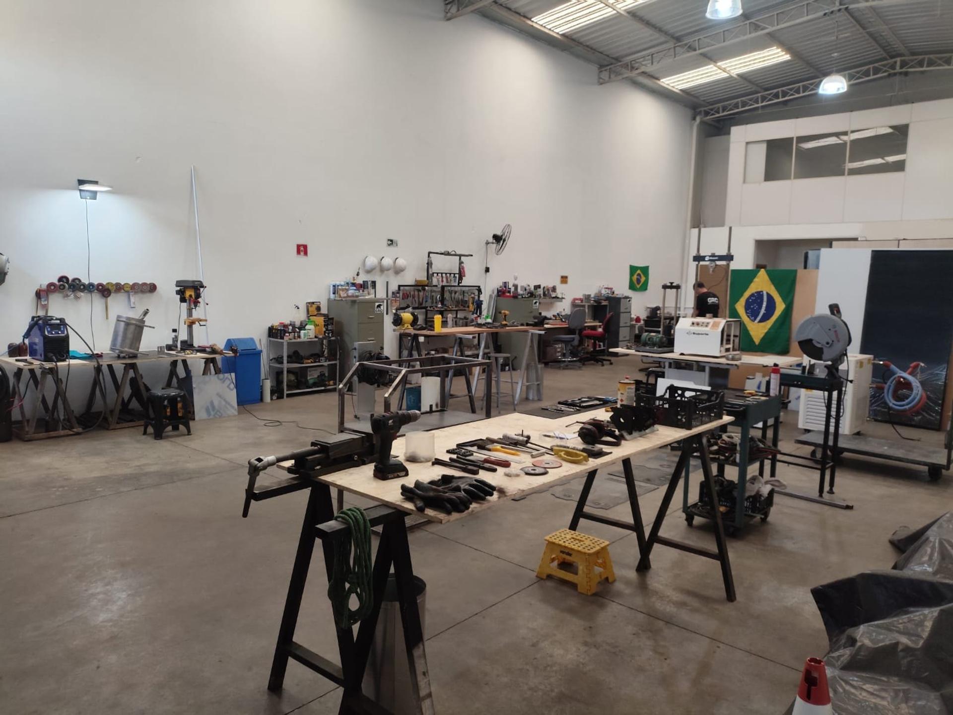 Oficina da GRD em São Carlos, com as bancadas de montagem e teste dos equipamentos