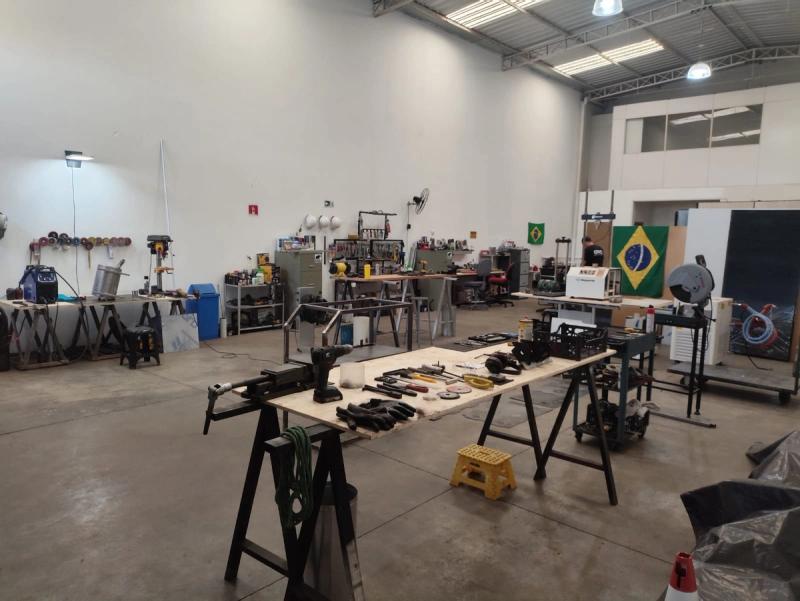 Bancada de eletrônica da GRD durante a integração de uma máquina