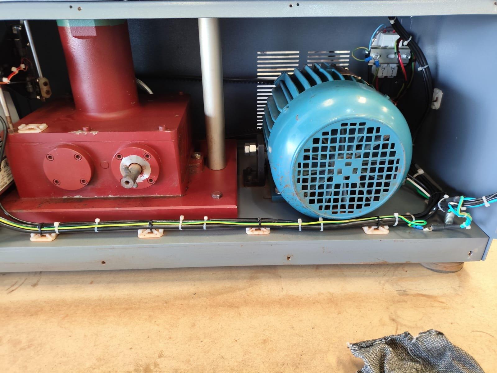 Redutor e motor novos montados na base da máquina durante um retrofit, com a fiação já identificada