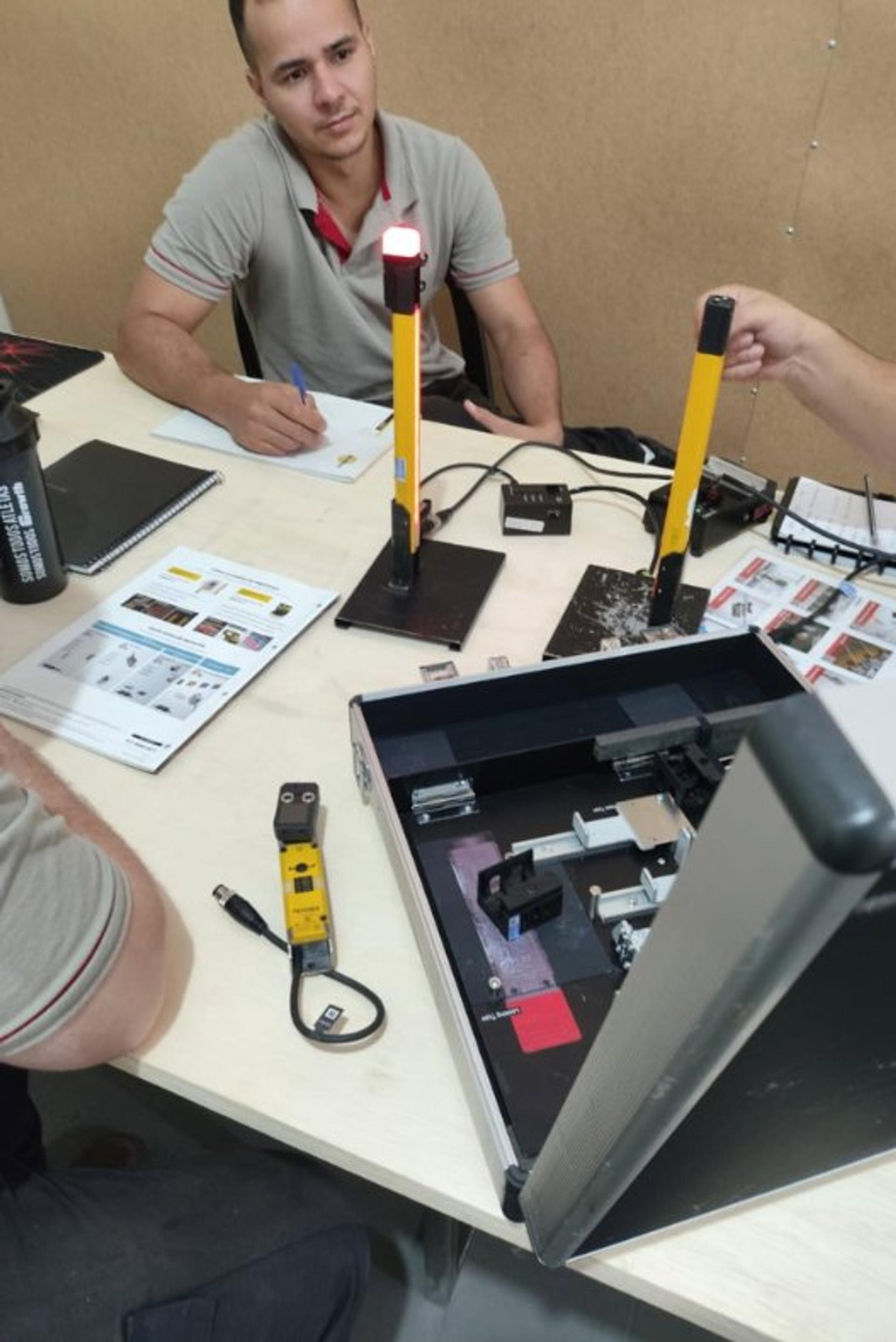 Cortinas de luz e sensores de segurança avaliados pela equipe da GRD para uma adequação à NR12