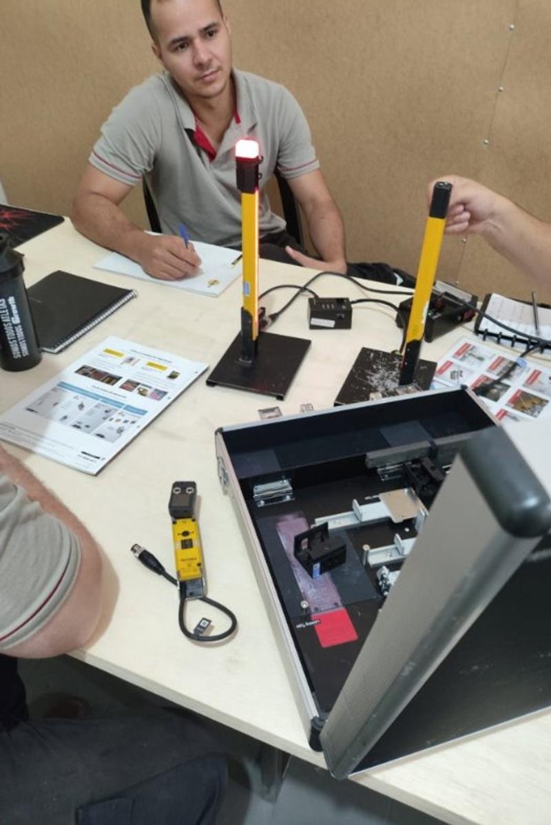Cortinas de luz e sensores de segurança avaliados pela equipe da GRD para uma adequação à NR12