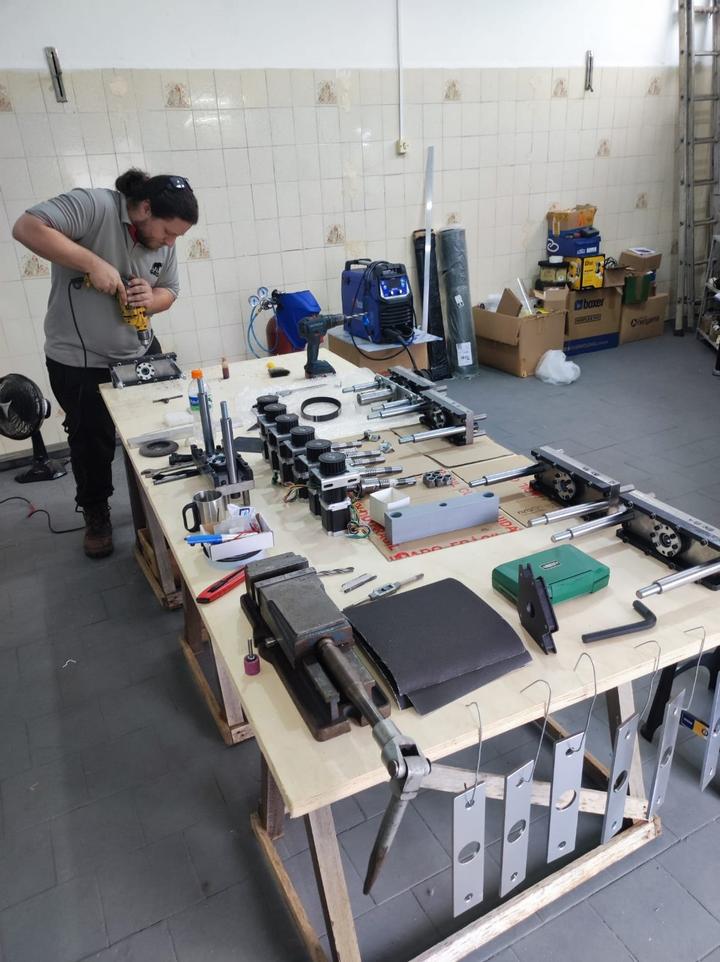 Técnico da GRD monta os conjuntos das prensas na bancada da oficina