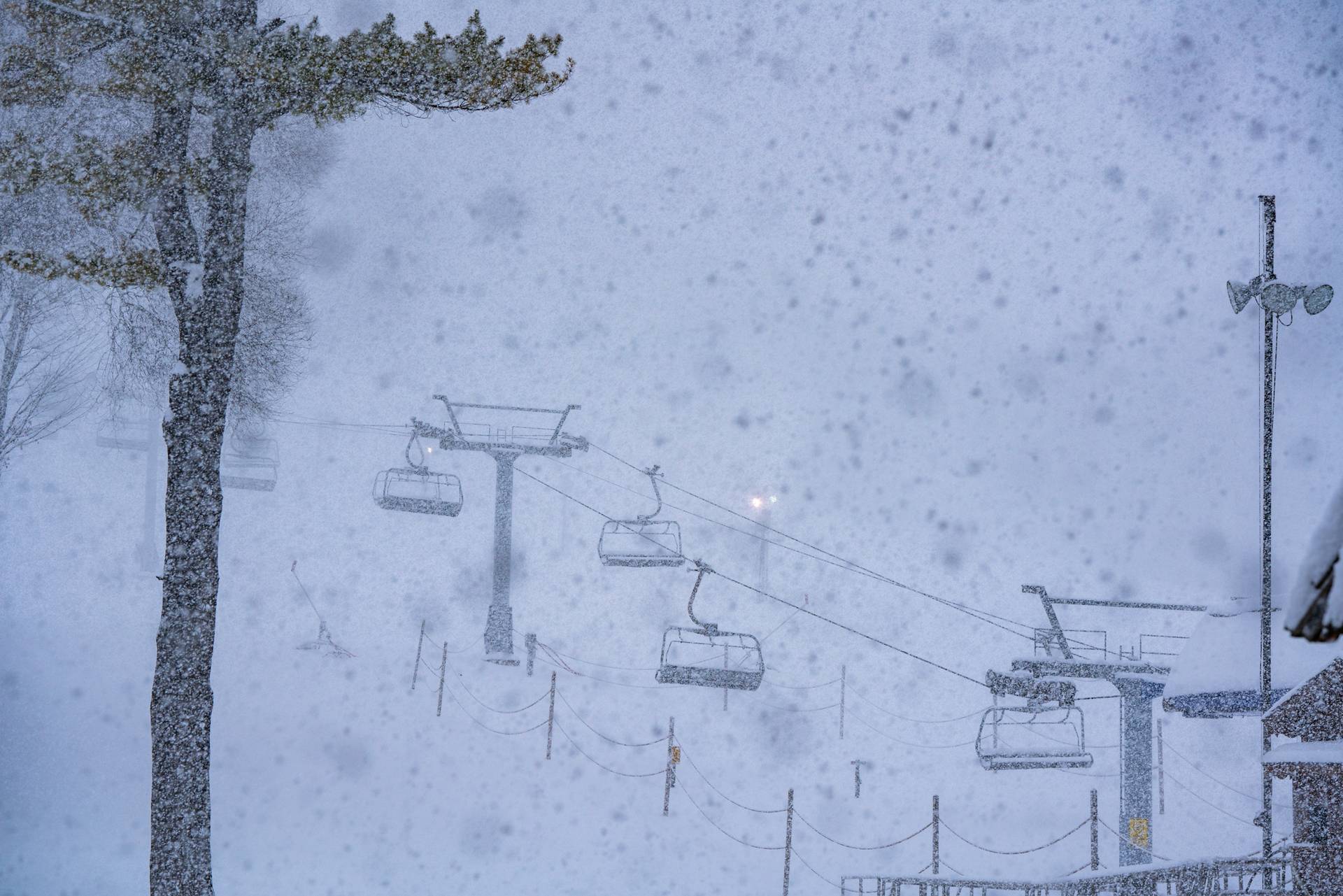 heavy snow falling at boyne mountain