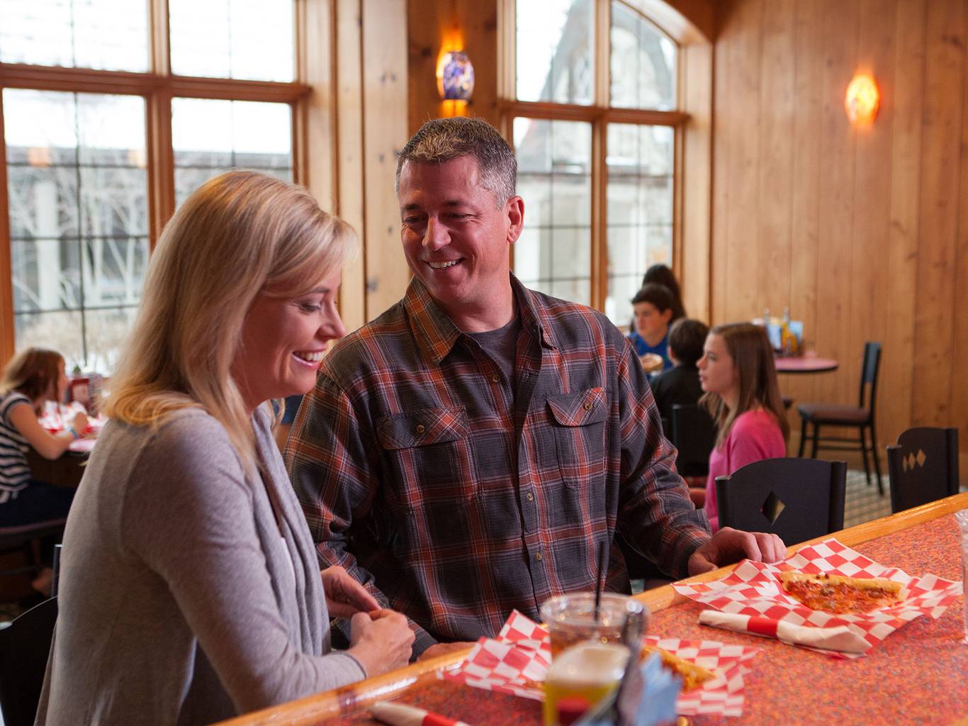 couple eatting at Apres Pub