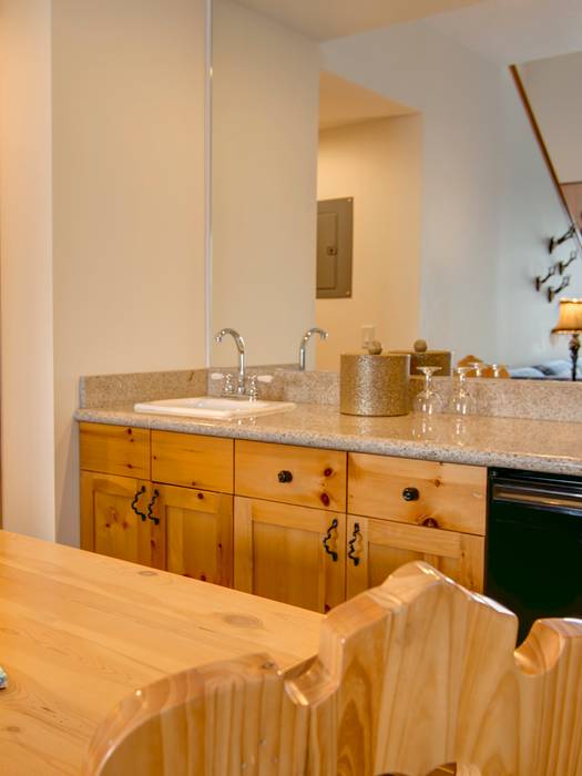 Table and wetbar inside Alberg Suite.