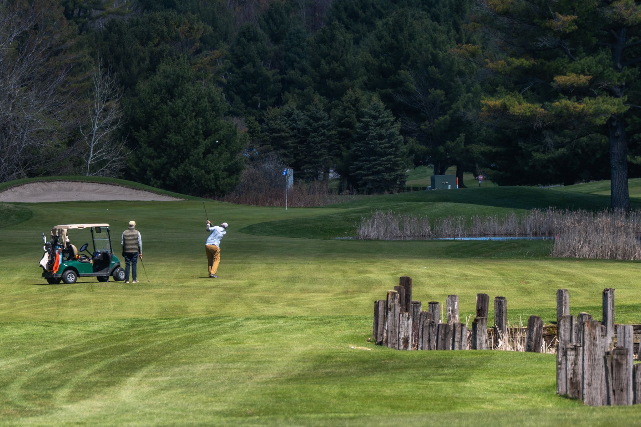 guy swinging golf club 
