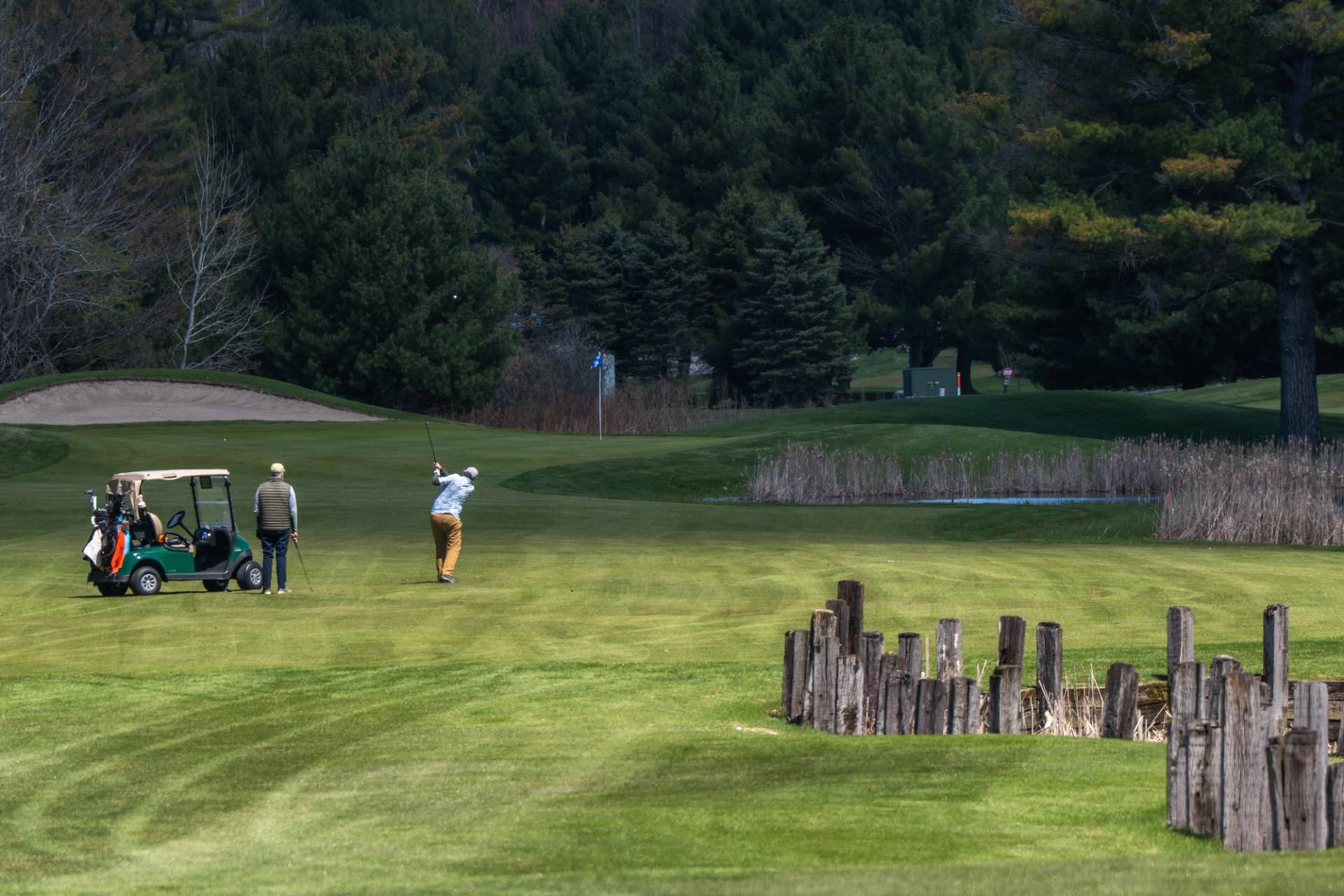 guy swinging golf club 