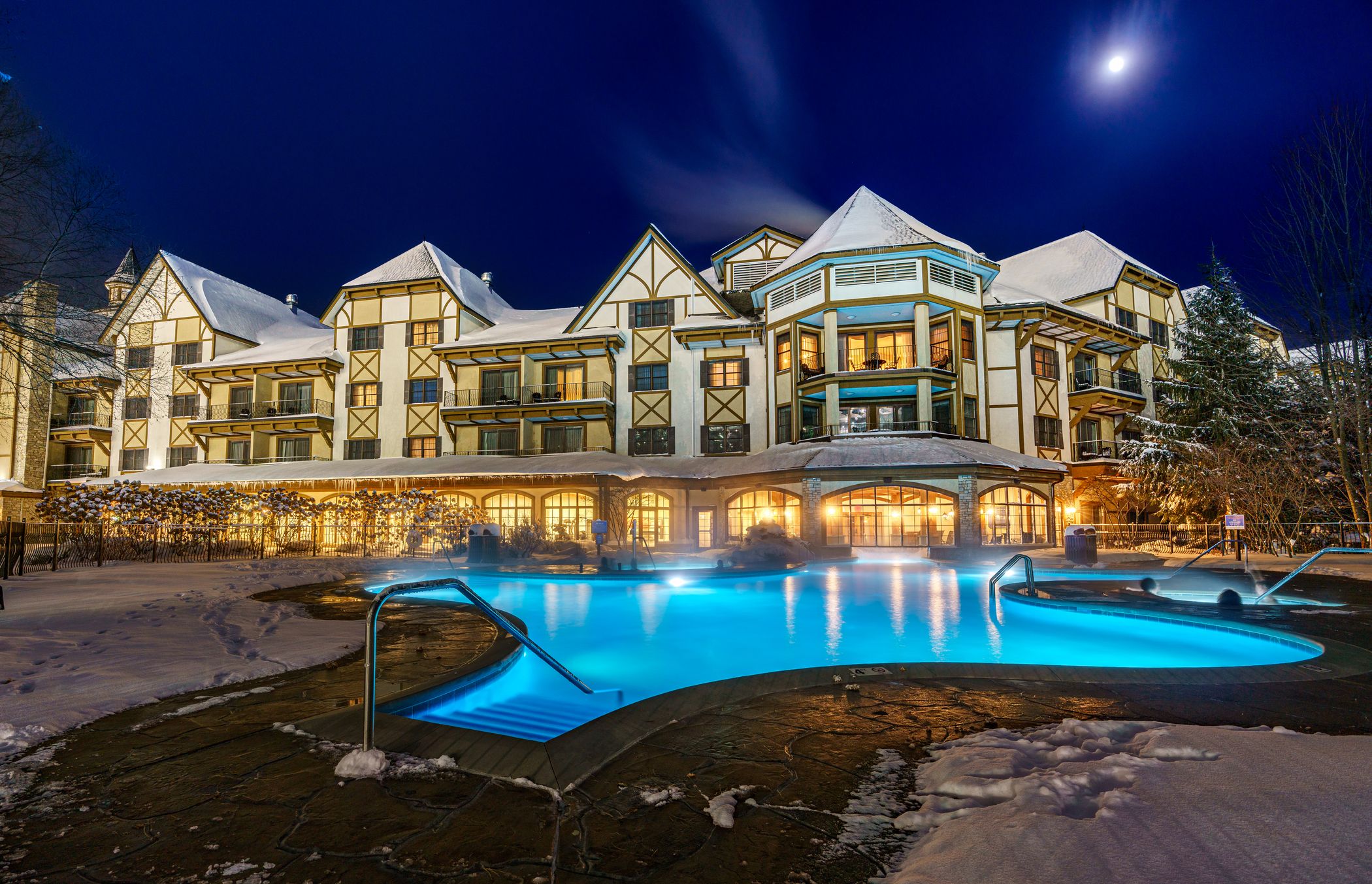 Mountain Grand Lodge and Spa pool in winter